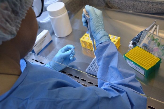 profissional com epi maneja ampolas em laboratório - Com 36 casos, SC alerta para medidas de prevenção contra variante Delta