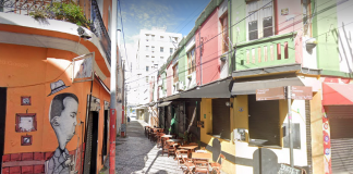 A imagem mostra uma travessa com mesas de bar na rua, vazia, em meio a prédios coloridos. Entidades empresariais questionam o passaporte de vacina em Florianópolis, que deve exigir vacinação para acesso a bares, restaurantes e eventos.