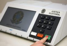 Imagem de uma urna eletrônica com um dedo apertando o botão confirmar. O município de Petrolândia passou por uma nova eleição neste ano para escolher prefeito e vice.
