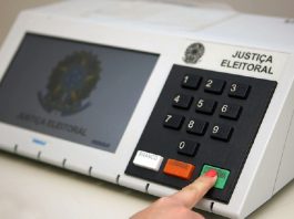 Imagem de uma urna eletrônica com um dedo apertando o botão confirmar. O município de Petrolândia passou por uma nova eleição neste ano para escolher prefeito e vice.
