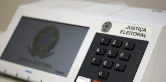 Imagem de uma urna eletrônica com um dedo apertando o botão confirmar. O município de Petrolândia passou por uma nova eleição neste ano para escolher prefeito e vice.