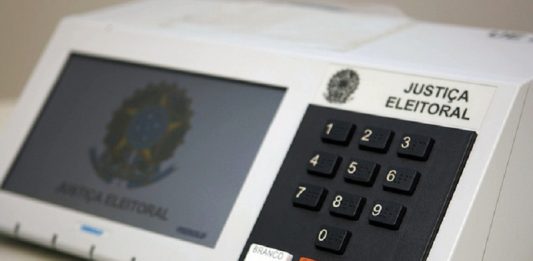 Alteração de locais de votação continua em 26 cidades de SC Imagem de uma urna eletrônica com um dedo apertando o botão confirmar. O município de Petrolândia passou por uma nova eleição neste ano para escolher prefeito e vice.