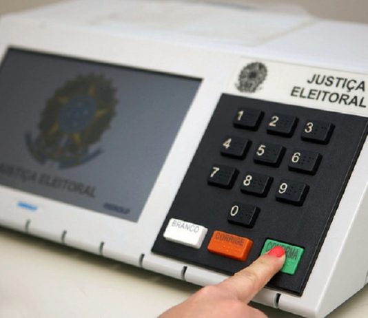 Segunda etapa de teste de urnas começa nesta quarta (15) Imagem de uma urna eletrônica com um dedo apertando o botão confirmar. O município de Petrolândia passou por uma nova eleição neste ano para escolher prefeito e vice.