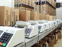 Observadores da eleição em Petrolândia elogiam sistema de voto brasileiro