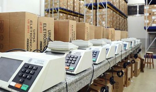 Observadores da eleição em Petrolândia elogiam sistema de voto brasileiro