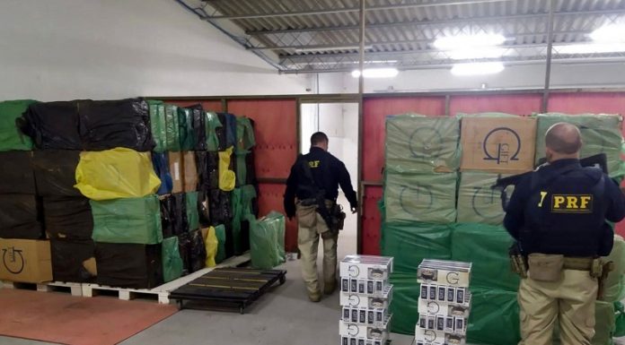 PRF localiza galpão com mais de meio milhão de reais em cigarros contrabandeados em São José