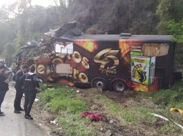 Acidente com ônibus da banda Garotos de Ouro mata vocalista na BR-282 Acidente com ônibus da banda Garotos de Ouro mata vocalista na BR-282