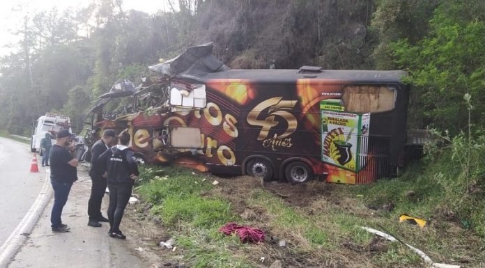 Acidente com ônibus da banda Garotos de Ouro mata vocalista na BR-282