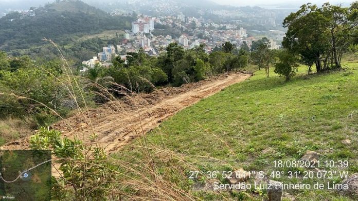 loteamento clandestino com via aberta em topo de morro no bairro pantanal florianópolis