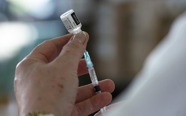 Começa distribuição de vacinas para aplicação em adolescentes e 3ª dose em idosos