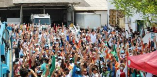 centenas de funcionários da comcap com as mãos para o alto em pátio durante votação de acordo de fim de greve contra terceirização da coleta de lixo em florianópolis
