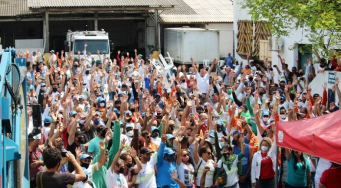 centenas de funcionários da comcap com as mãos para o alto em pátio durante votação de acordo de fim de greve contra terceirização da coleta de lixo em florianópolis