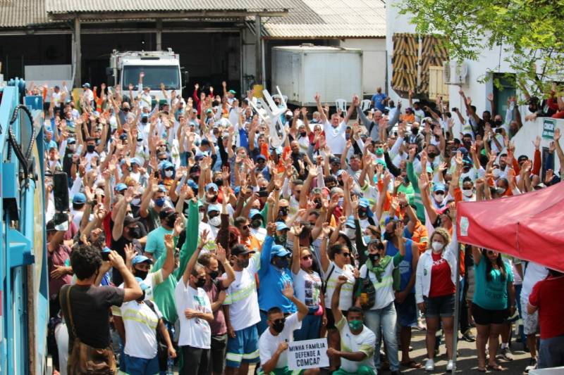 centenas de funcionários da comcap com as mãos para o alto em pátio durante votação de acordo de fim de greve contra terceirização da coleta de lixo em florianópolis