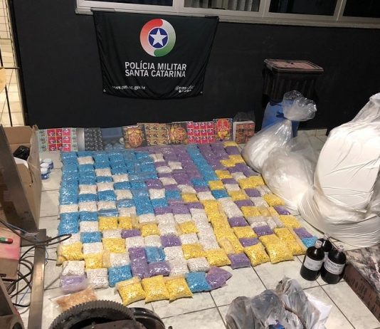 Polícia fecha laboratório e apreende mais de 230 mil comprimidos de entorpecentes ecstasy e MDMA