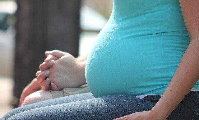 Maternidade que jogou placenta fora terá que indenizar pais em R$ 15 mil