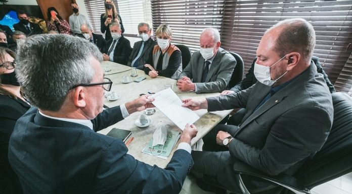 Secretário de Estado da Fazenda, Paulo Eli, e deputado Mauro de Nadal, presidente da Alesc, na entrega do projeto de orçamento de SC de 2022