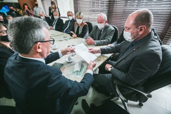 Secretário de Estado da Fazenda, Paulo Eli, e deputado Mauro de Nadal, presidente da Alesc, na entrega do projeto de orçamento de SC de 2022