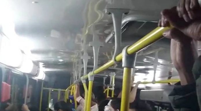 Superlotação motiva processo de perda de concessão da Jotur passageiros com máscaras aglomerados em pé em ônibus da jotur - procon pede perda da concessão
