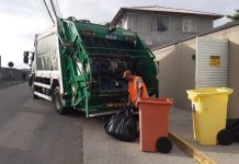 gari manejando contentores atrás de caminhão de lixo - Biguaçu amplia coletas de resíduos recicláveis
