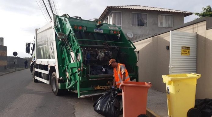 gari manejando contentores atrás de caminhão de lixo - Biguaçu amplia coletas de resíduos recicláveis