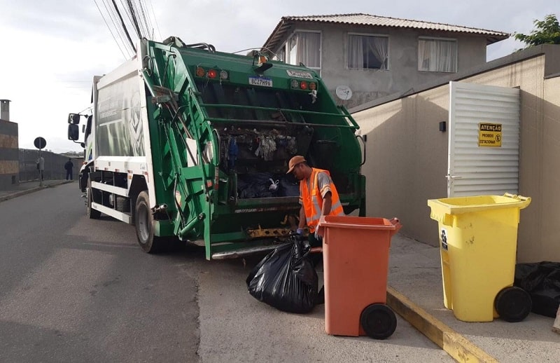 gari manejando contentores atrás de caminhão de lixo - Biguaçu amplia coletas de resíduos recicláveis