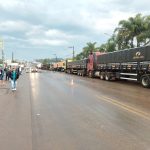 caminhões estacionados ao lado de rodovia - bloqueio gera desabastecimento em postos de combustíveis