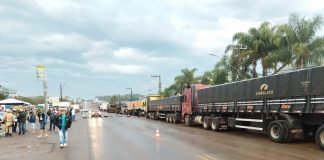 caminhões estacionados ao lado de rodovia - bloqueio gera desabastecimento em postos de combustíveis