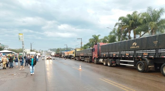 caminhões estacionados ao lado de rodovia - bloqueio gera desabastecimento em postos de combustíveis