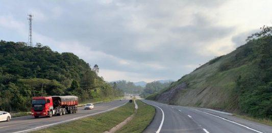 Cerca de R$ 1 bilhão foram investidos em rodovias federais de SC Trecho da BR-470 em SC, com uma pista cinza com marcas brancas à direita, uma parte com grama ao centro e à esquerda outra pista, com carros e um caminhão. O governador Carlos Moisés envia à Alesc o PL para doação de mais R$115 milhões para obras em rodovias federais.