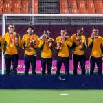 Jogadores brasileiros do futebol de 5 exibem orgulhosos a medalha de ouro conquistada nas Paralimpíadas de Tóquio