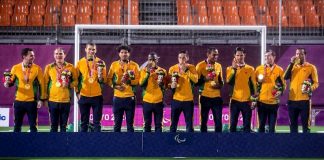 Jogadores brasileiros do futebol de 5 exibem orgulhosos a medalha de ouro conquistada nas Paralimpíadas de Tóquio