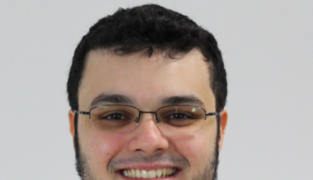 Caio Moretti é administrador, empreendedor e CEO do Qconcursos