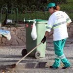 margarida (gari mulher) varrendo calçada da praça xv em florianópolis - TCE recomenda suspender edital de “zeladores urbanos” em Florianópolis