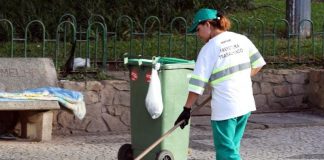 margarida (gari mulher) varrendo calçada da praça xv em florianópolis - TCE recomenda suspender edital de “zeladores urbanos” em Florianópolis
