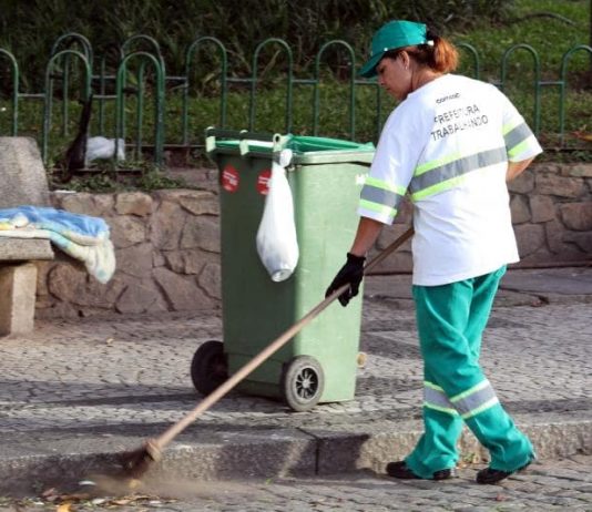 Processo seletivo da Comcap é aberto com 195 vagas margarida (gari mulher) varrendo calçada da praça xv em florianópolis - TCE recomenda suspender edital de “zeladores urbanos” em Florianópolis