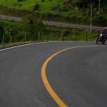 moto passando em estrada nova de pista simples - Estradas estaduais estão dentro do estudo federal para concessão de rodovias