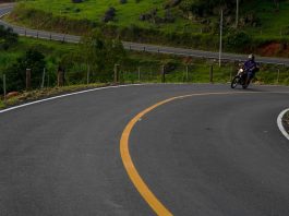 Estradas estaduais fazem parte de estudo federal para concessão de rodovias moto passando em estrada nova de pista simples - Estradas estaduais estão dentro do estudo federal para concessão de rodovias