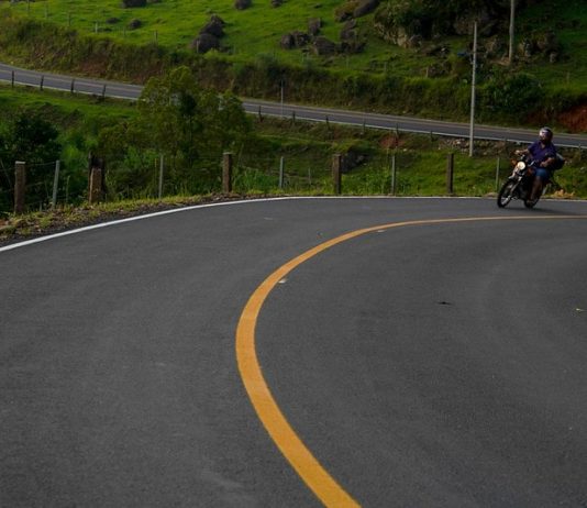 Estradas estaduais fazem parte de estudo federal para concessão de rodovias moto passando em estrada nova de pista simples - Estradas estaduais estão dentro do estudo federal para concessão de rodovias