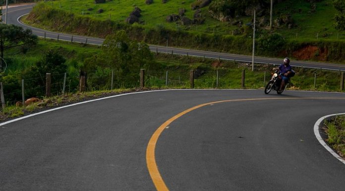 moto passando em estrada nova de pista simples - Estradas estaduais estão dentro do estudo federal para concessão de rodovias