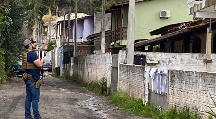 policial civil em servidão olhando para residência - estuprador é preso em flagrante em florianópolis