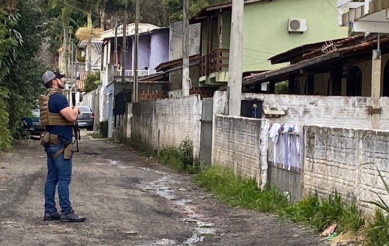 policial civil em servidão olhando para residência - estuprador é preso em flagrante em florianópolis