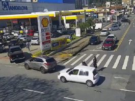 Postos registram filas e falta de gasolina na Grande Florianópolis fila de carros para acessar posto de combustível em florianópolis