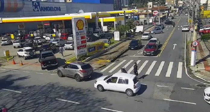 fila de carros para acessar posto de combustível em florianópolis