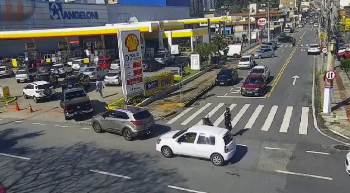 fila de carros para acessar posto de combustível em florianópolis