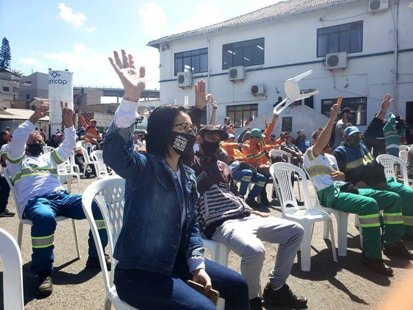 funcionários da comcap sentados em cadeiras em pátio com os braços para cima em votação - TJ declara greve da Comcap ilegal; câmara articula CPI do Lixo