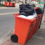 Lixo orgânico não é recolhido há mais de uma semana em ruas do Rio Vermelho
