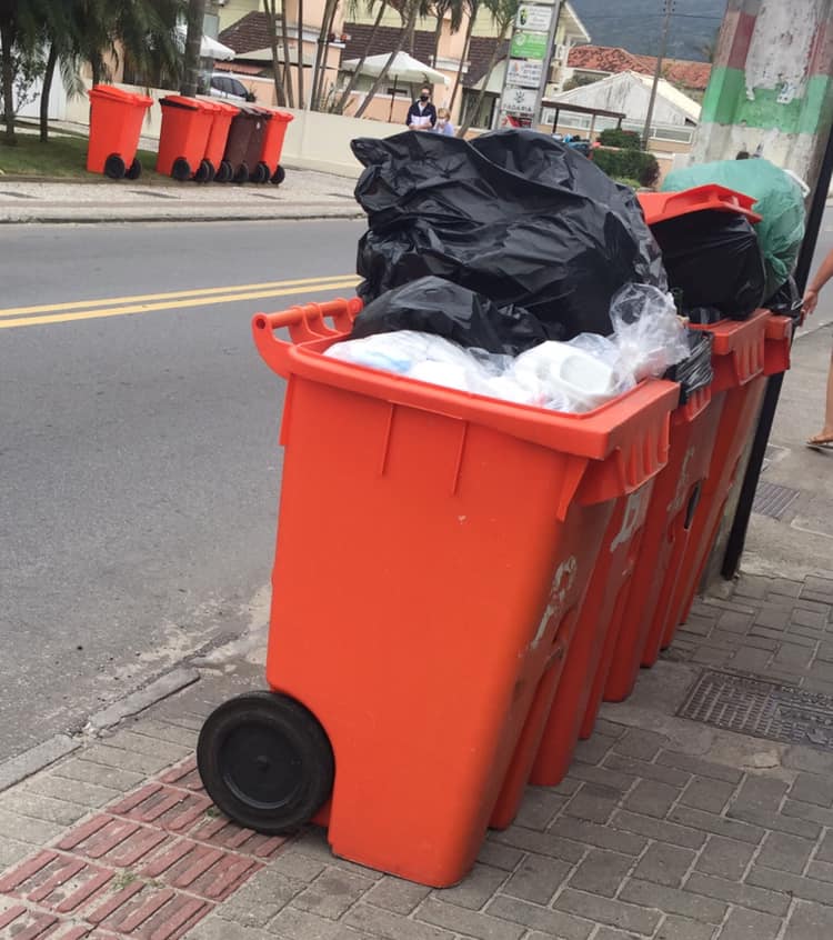 Lixo orgânico não é recolhido há mais de uma semana em ruas do Rio Vermelho