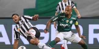 Felipe Melo, da SE Palmeiras, disputa bola com o jogador Hulk, do C Atlético Mineiro, durante partida válida pelas semifinais, ida, da Copa Libertadores, na arena Allianz Parque