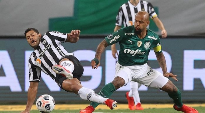 Felipe Melo, da SE Palmeiras, disputa bola com o jogador Hulk, do C Atlético Mineiro, durante partida válida pelas semifinais, ida, da Copa Libertadores, na arena Allianz Parque