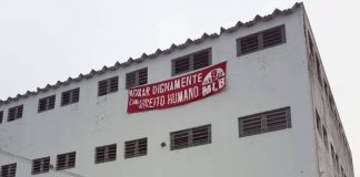 faixa ocupação anita garibaldi fora do imóvel - Militantes ocupam prédio do Estado abandonado no bairro Capoeiras